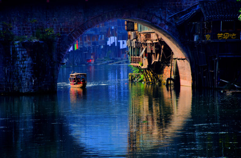 Gu Xi - Bridge-hole-boat